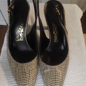 Women pump